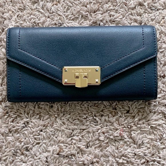 Michael Kors Handbags - 🎉HP 10/21🎉 NWT Michael Kors wallet